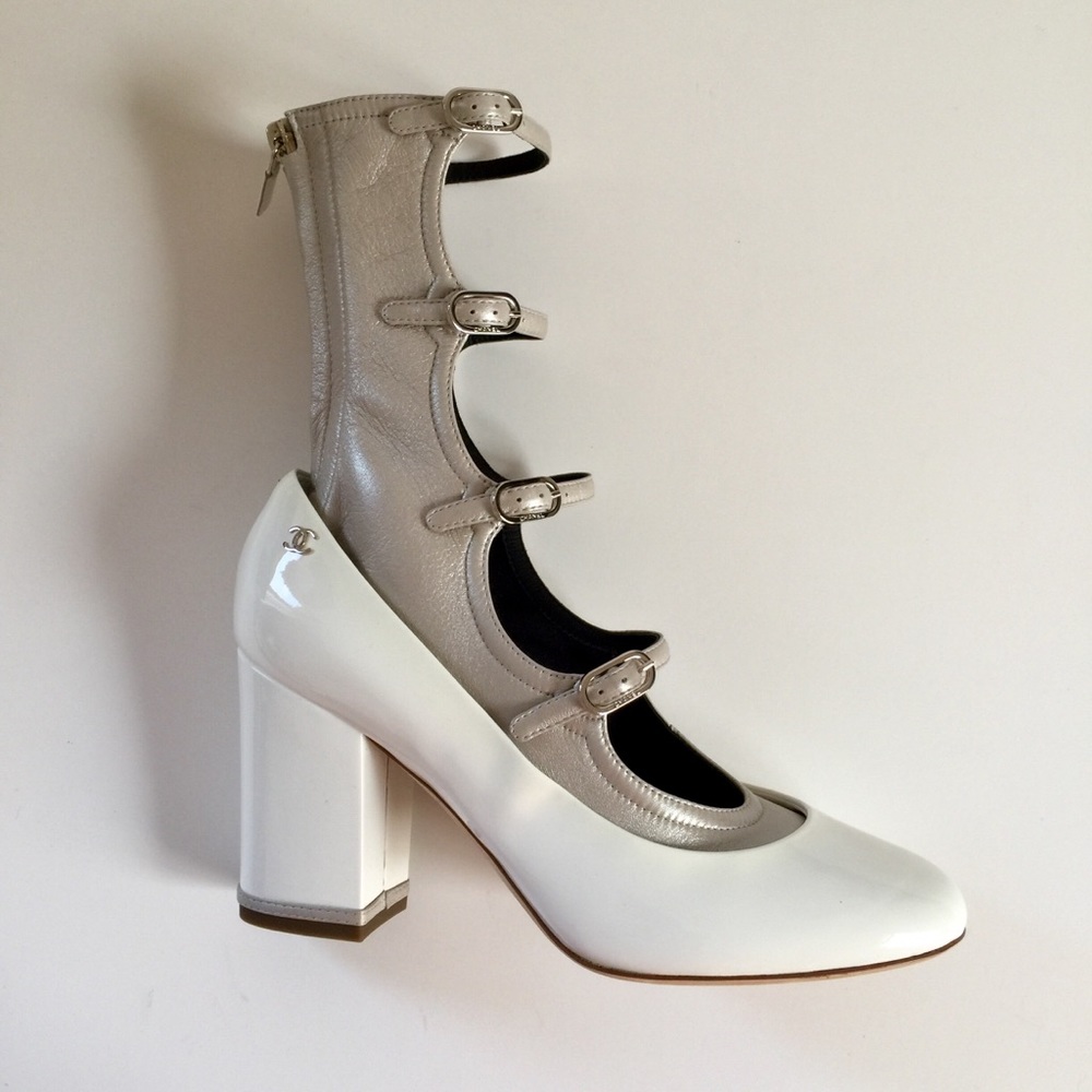 RARE NWT CHANEL WHITE PATENT PUMP WITH LAMBSKIN GLADIATOR INSET